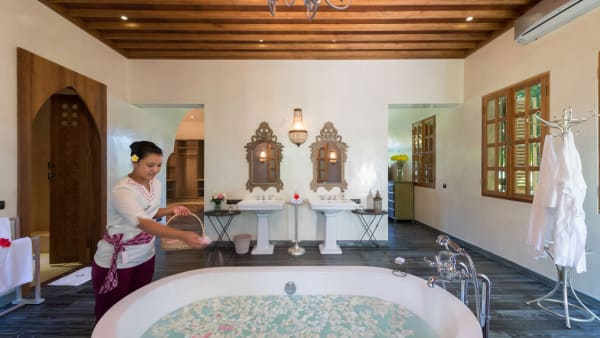 Sayang d'Amour - French kiss bathroom